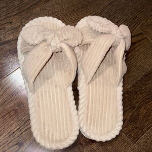 NWOT Women's Cream Bow Slippers